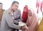 HUT ke-75 Polairud, Pemkab Parimo dan Polairud Salurkan Bantuan Beras untuk Warga Pesisir
