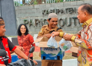 DPRD Parimo Bagi Ratusan Takjil