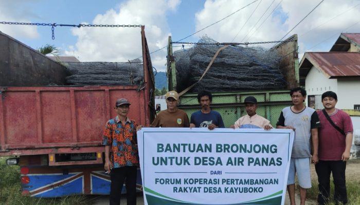 Forum Koperasi Tambang Rakyat Kayuboko Salurkan 500 Kawat Bronjong untuk Airpanas